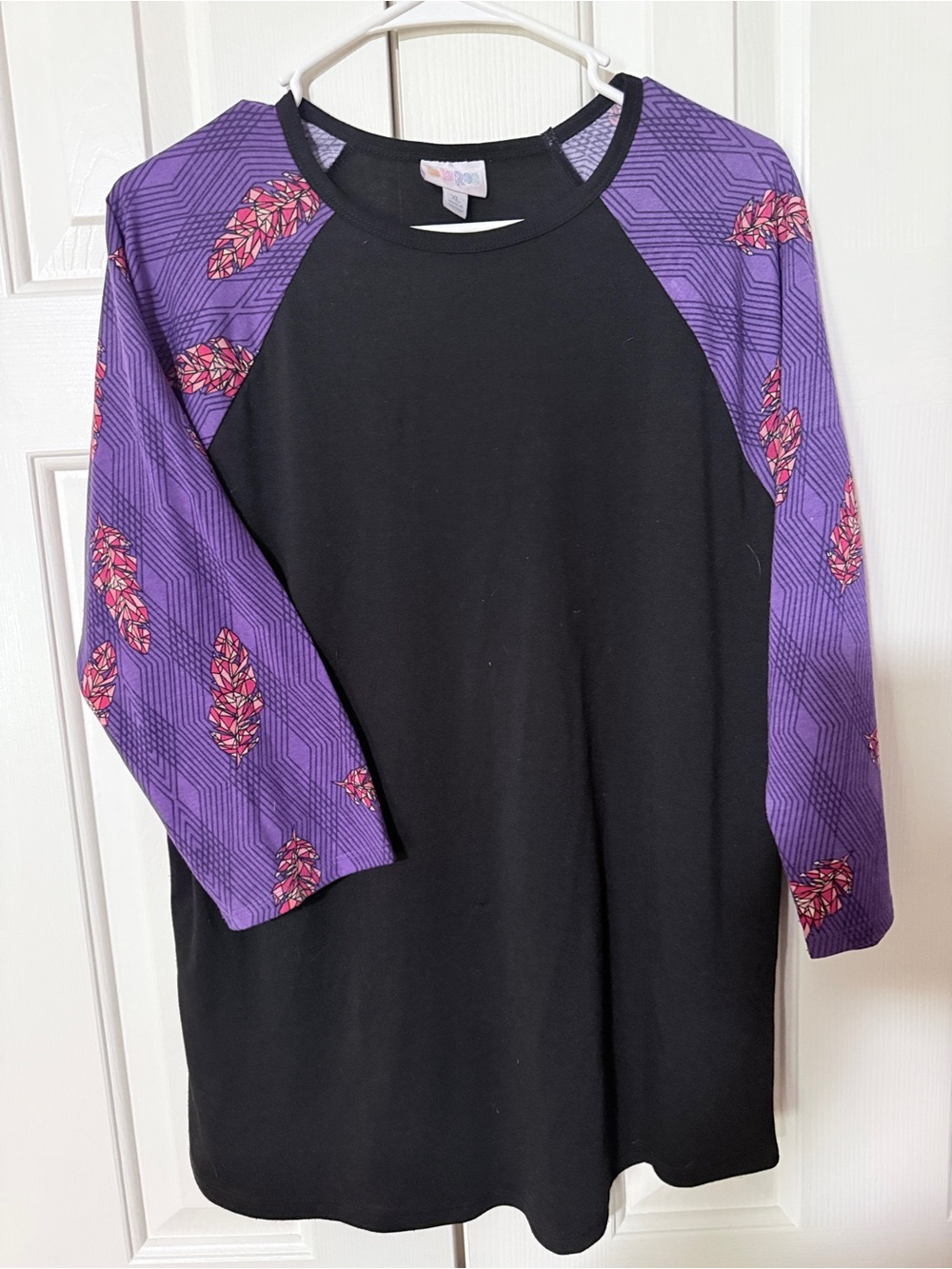 LuLaRoe Black and Purple Feather-Print”Randy” Raglan